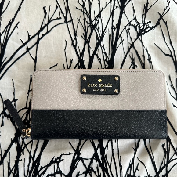 kate spade Handbags - Kate Spade Leather Wallet, full zip, light tan and black, EUC